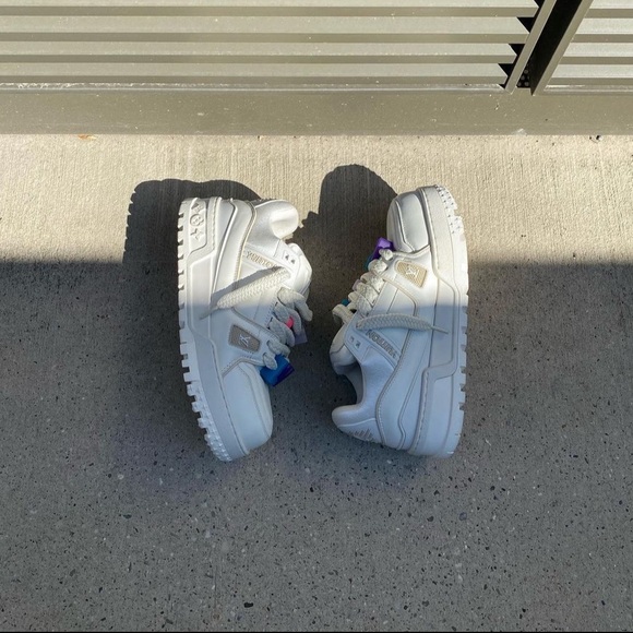 LV MAXI TRAINER WHITE SNEAKERS. CASHAPP ONLY. HIT ME BEST OFFERS.